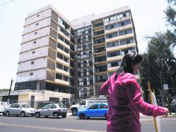 El edificio,se halla a unos metros del parque, está totalmente abandonado y es foco de contaminación visual y amenaza para el entorno.  /