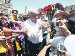 Andrés Manuel López Obrador saluda a la gente durante su visita a Aguascalientes. EL UNIVERSAL  /