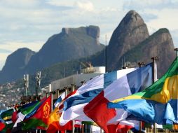 Banderas de los países participantes ondean al viento en la playa de Copacabana. EFE  /