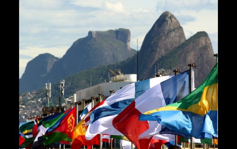 Banderas de los países participantes ondean al viento en la playa de Copacabana. EFE  /