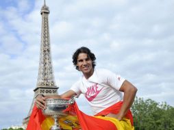 El tenista español posa con la Torre Eiffel al fondoy el trofeo que le acredita como campeón del torneo de Roland Garros. EFE  /