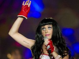 Perry disfrutó de la compañía de su pareja Rob Ackroyd, y otros famosos invitados.  ARCHIVO  /