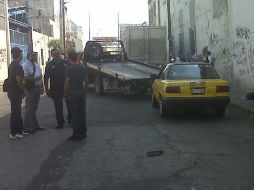 El taxi del sitio 28 fue abandonado en el cruce de la calle Quetzal y Halcón.  /