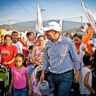 Del Toro recibe quejas durante sus recorridos en Tlajomulco