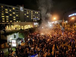 Los aficionados salvadoreños pasaron la noche afuera del hotel donde se hospedan los mexicanos. EL UNIVERSAL  /