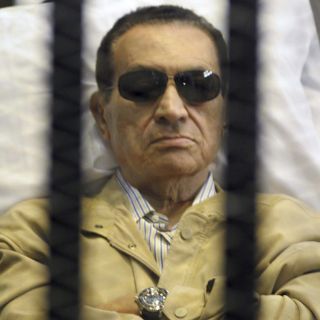 Mubarak está estable tras temores por su salud
