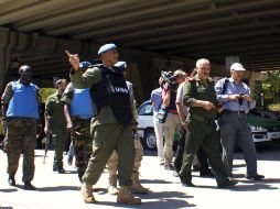 Observadores de la ONU mientras patrullan el barrio de Midan en Damasco, Siria. EFE  /