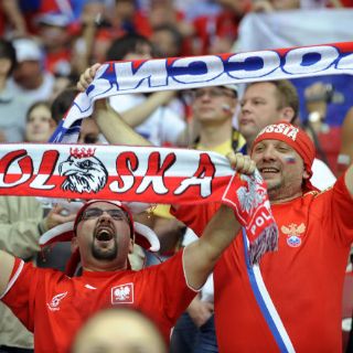 Enfrentamientos entre hinchas polacos y rusos en las cercanías del estadio