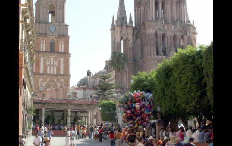 Durante todo el día, decenas de personas disfrazadas desfilarán desde la Iglesia de San Antonio hasta el Jardín Central. ARCHIVO  /