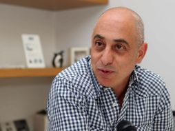 Ezequiel Farca es entrevistado sobre su trabajo como diseñador industrial.  /