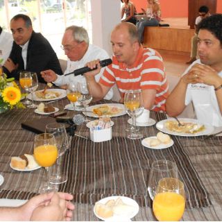 Augusto Valencia se reúne con consejo directivo de Colinas de San Javier