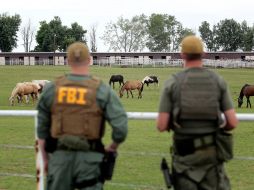 Agentes del FBI investigan hoy en un rancho en Oklahoma como parte del operativo para desmantelar una red de lavado. AP  /