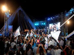 Escena del Puente Matute Remus, durante la celebración del PAN por el debate presidencial.  /