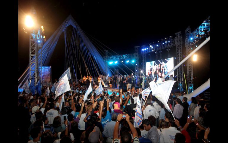 Escena del Puente Matute Remus, durante la celebración del PAN por el debate presidencial.  /