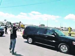 Tras correr unos metros, un contingente de personas se dirige hacia el vehículo en el que va Enrique Peña Nieto. IMÁGENES DEL VIDEO  /