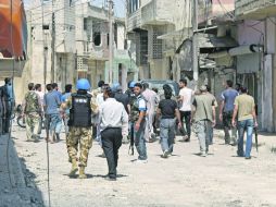Observadores de las Naciones Unidas inspeccionan el área residencial de Talbisah, en la ciudad de Homs. EFE  /