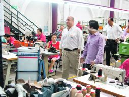 Enrique Alfaro, durante una visita a una empresa textil, en Ocotlán. ESPECIAL  /