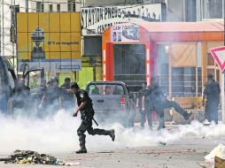 En el Centro de Túnez, la Policía sofocó un intento de los extremistas de asaltar bares y comercios. EFE  /