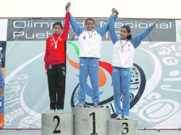La jalisciense María Josefina Ramírez (centro) destacó en el pentatlón moderno, al ganar cuatro medallas de oro. ESPECIAL  /