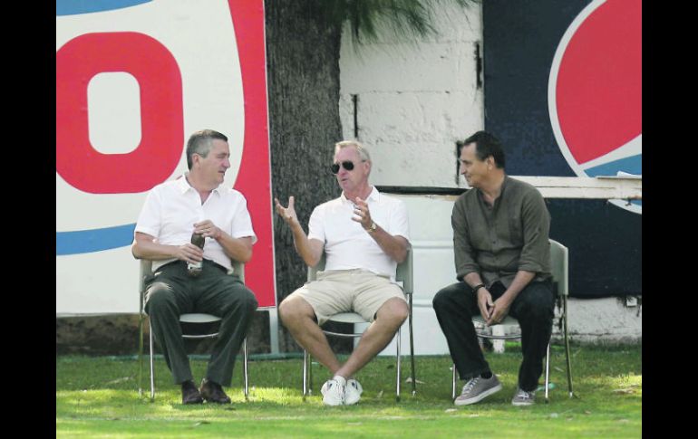 Johan Cruyff (centro) dialoga con Jorge Vergara (izq.) y con el director de desarrollo deportivo, José Luis Real.  /