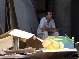 Un hombre permanece sentado junto a los escombros tras la explosión de un coche-bomba en el barrio de Karrada en Bagdad. EFE  /