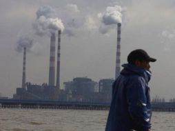 La contaminación es uno de los problemas más graves del país, e defiende con el uso de mascarillas para salir a la calle. ESPECIAL  /