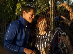 El ''Guille'' firma autógrafos a fanáticos durante un entrenamiento de los tuzos. MEXSPORT  /