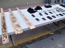 Los agentes ministeriales aseguraron armas largas, fornituras, decenas de aparatos de comunicación y tablas de tortura. EL UNIVERSAL  /