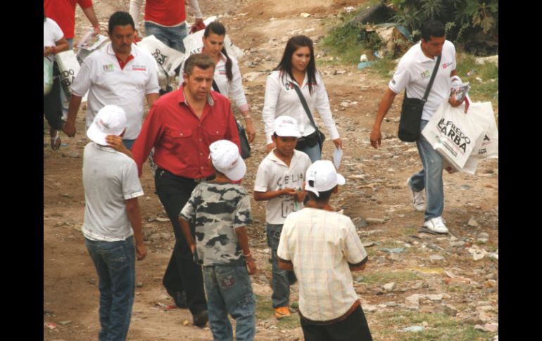 Barba y su comitiva recorren la colonia El Órgano. ESPECIAL  /