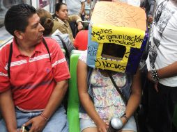 Integrantes del movimiento #YoSoy132 se manifestaron este martes, en la Línea 1 del Metro. EL UNIVERSAL  /