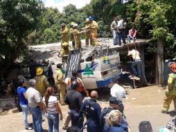 Un camión turístico cuyos pasajeros eran en su mayoría niños se volcó este miércoles en Michoacán. EL UNIVERSAL  /