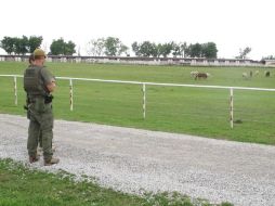 Agentes del FBI resguardan hoy la propiedad de José Treviño en Oklahoma. AP  /