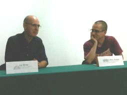 El dramaturgo francés Luc Tartar fue presentado este mediodía por el traductor de su trabajo al español, Humberto Pérez Mortera.  /