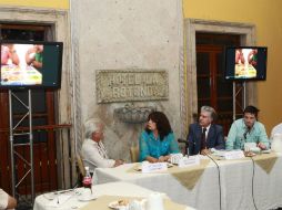 En rueda de prensa, la pareja mexicana interesada en adoptar a las menores dio a conocer el video.  /