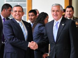 El presidente de Guatemala, Otto Pérez (d) saluda a su homólogo de Honduras, Porfirio Lobo. AFP  /