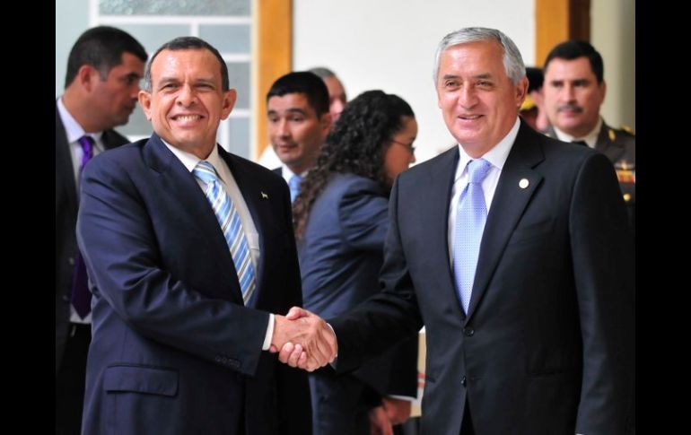 El presidente de Guatemala, Otto Pérez (d) saluda a su homólogo de Honduras, Porfirio Lobo. AFP  /