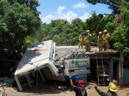Bomberos trabajan en el sitio del accidente en el que un autobús que transportaba niños perdió los frenos y chocó. REUTERS  /