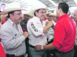 El abanderado priista (al centro) recibió solicitudes del sector como ayuda para que “bajen” los apoyos contra la sequía. ESPECIAL  /