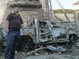 Un hombre permanece frente a un edificio dañado por un coche-bomba, en Kirkuk. AP  /