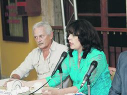 Walter y Carmen Fedorenko (izquierda) comenzaron en enero con el proceso legal de adopción de ambas pequeñas  /