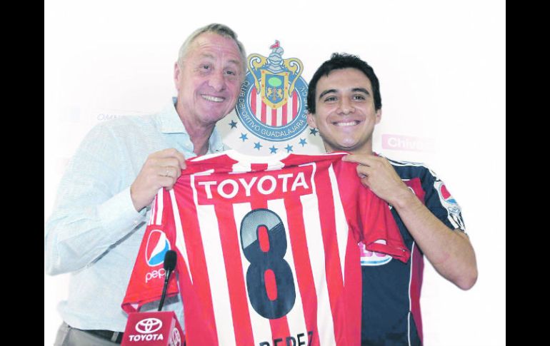 Johan Cruyff y el refuerzo Luis Pérez sonríen a las camaras, ayer durante la presentación en Verde Valle. MEXSPORT  /