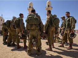 Un escuadrón de soldados israelíes, incluido un perro de combate. EFE  /