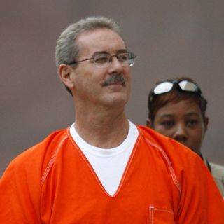 Sentencian a multimillonario Stanford a 110 años de prisión