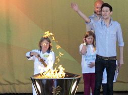 Encienden la antorcha olímpica en el castillo de Edimburgo, Escocia, para seguir con el recorrido del fuego. EFE  /