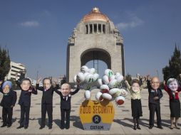 Activistas de la organización Oxfam se manifestaron en el Monumento a la Recolución contra la Cumbre del G-20. AP  /