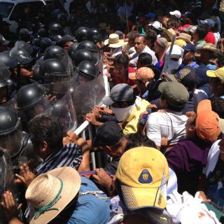 Maestros y policías se enfrentan en Guerrero