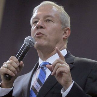 Firma Fernando Guzmán acuerdo con industriales