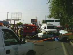 Los elementos de la empresa de seguridad privada circulaban a bordo de un Nissan Tsuru, el cual quedó en pérdida total.  /