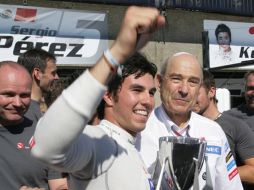 Sergio Pérez y Peter Sauber en los festejos por el tercer lugar en Montreal. ESPECIAL  /