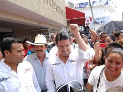 Aristóteles continuó su campaña en la colonia Constitución, acompañado de Héctor Robles (izq), aspirante priista por Zapopan. ESPECIAL  /